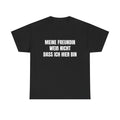 MEINE FREUNDIN WEISS NICHT, DASS ICH HIER BIN – T-SHIRT