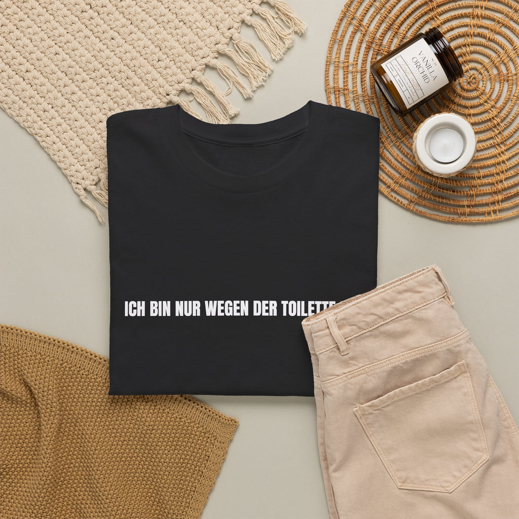T-Shirt — "Ich bin nur wegen der Toilette hier" Funny German Novelty Tee